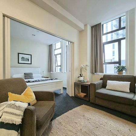 Urban Deco Apartment On Queen Street Окленд Номер фото