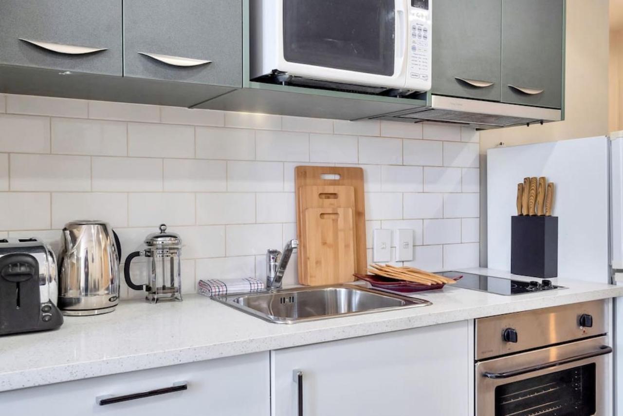Urban Deco Apartment On Queen Street Окленд Экстерьер фото
