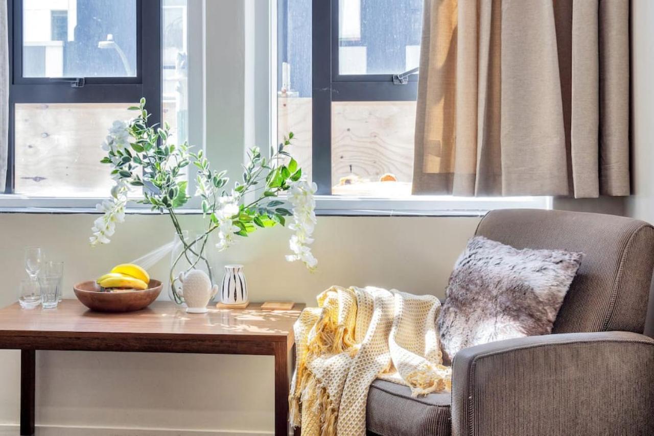 Urban Deco Apartment On Queen Street Окленд Экстерьер фото