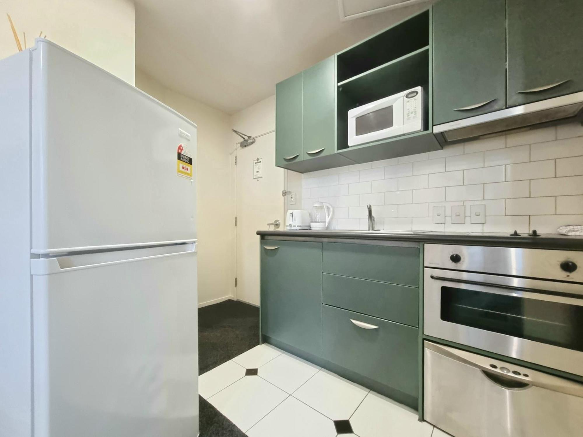 Urban Deco Apartment On Queen Street Окленд Номер фото