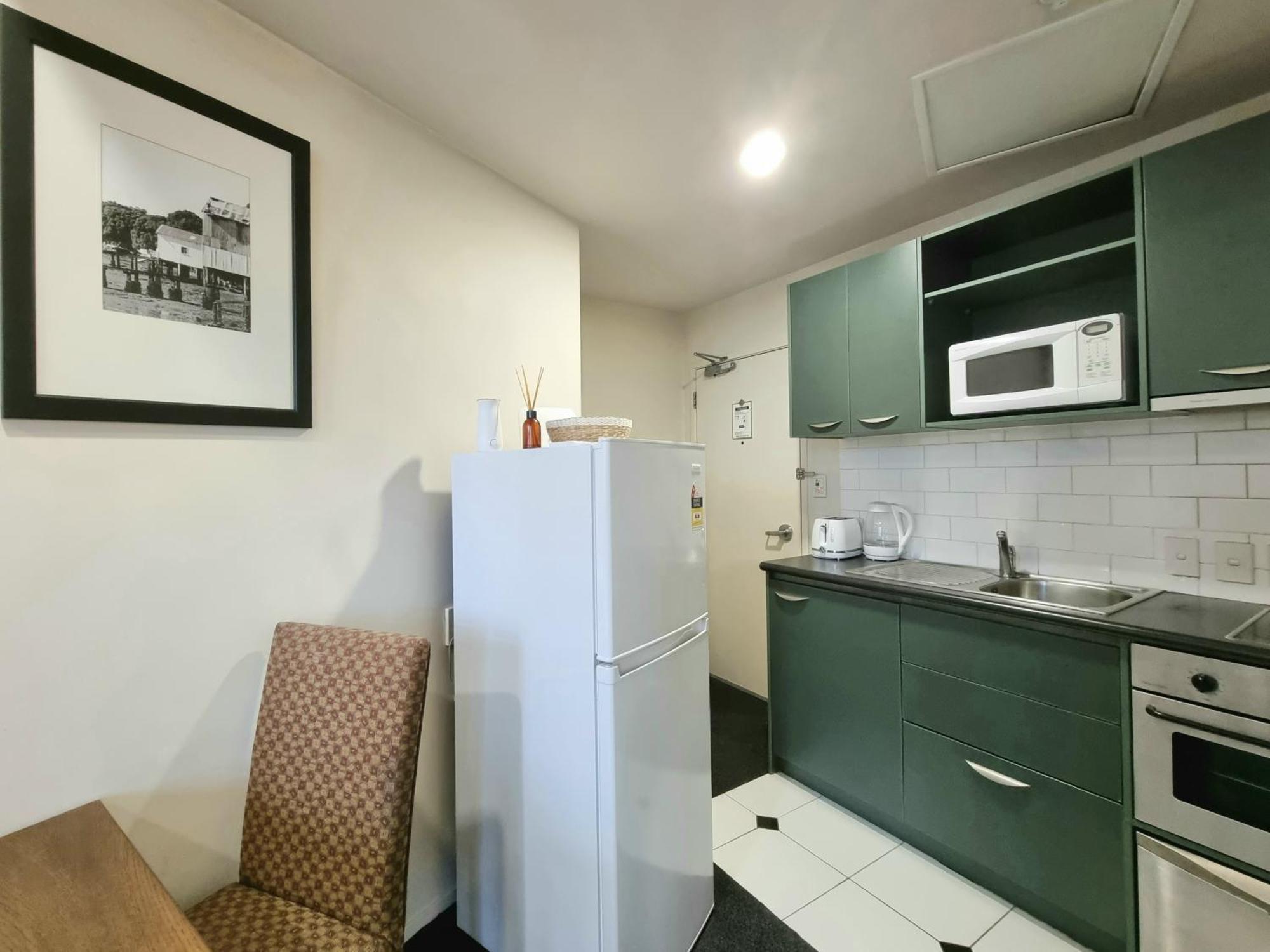 Urban Deco Apartment On Queen Street Окленд Номер фото