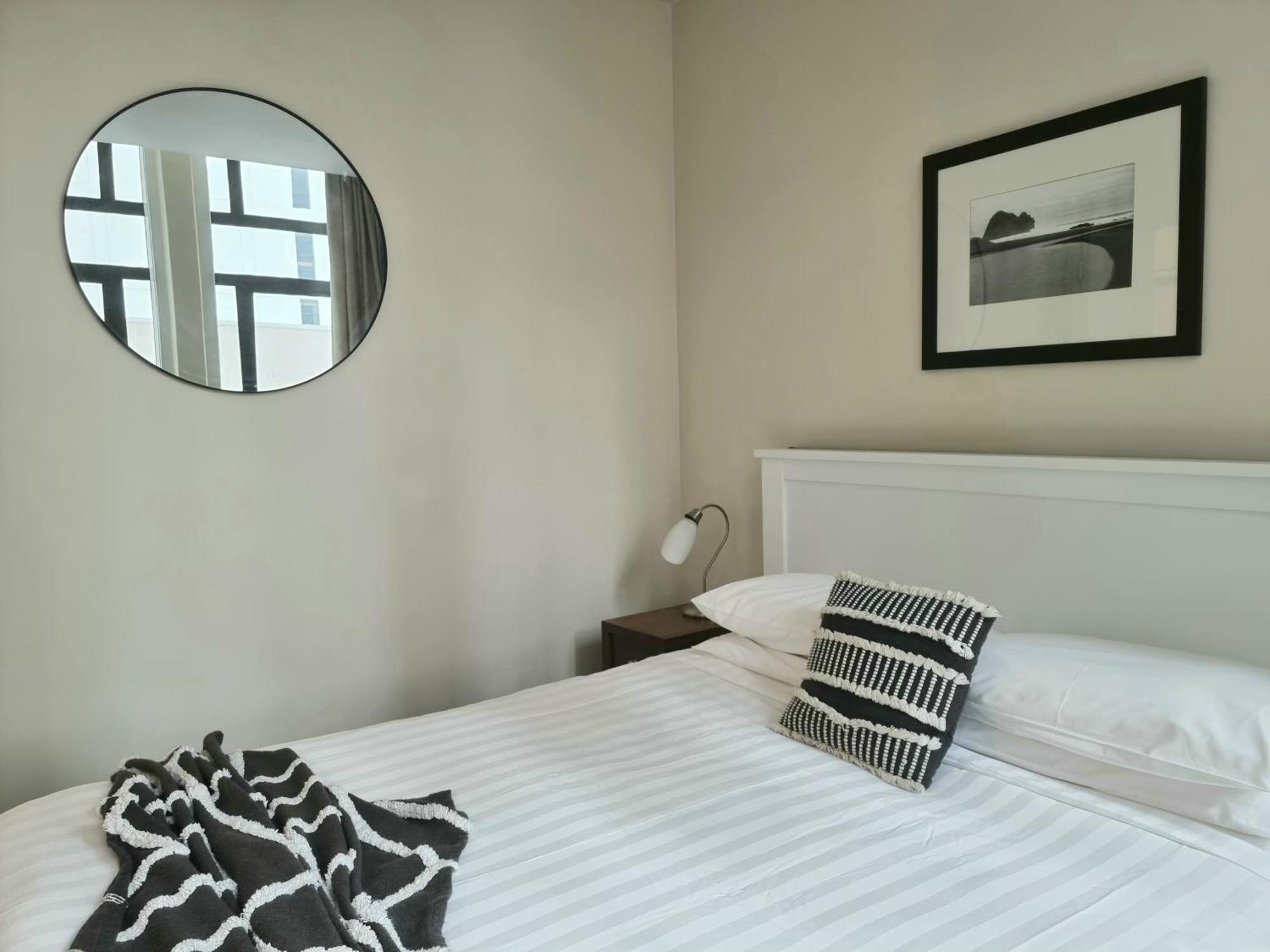 Urban Deco Apartment On Queen Street Окленд Номер фото
