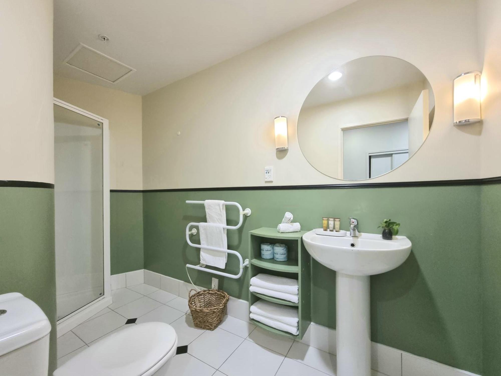 Urban Deco Apartment On Queen Street Окленд Номер фото
