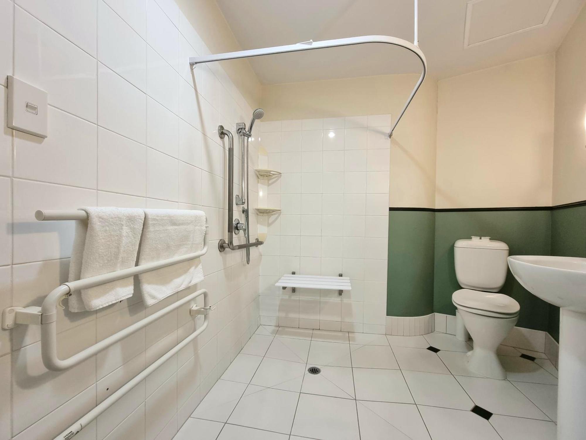Urban Deco Apartment On Queen Street Окленд Номер фото