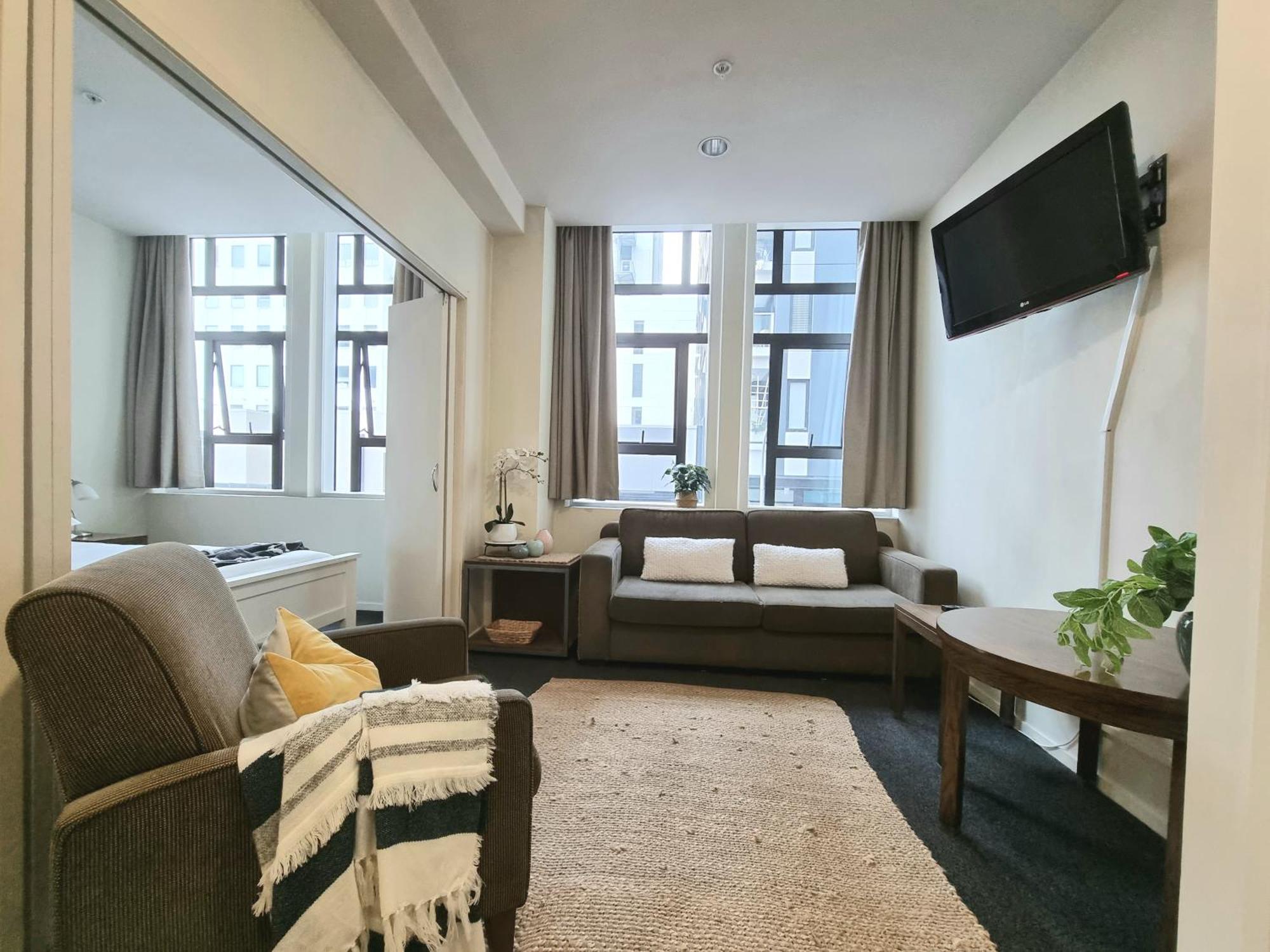 Urban Deco Apartment On Queen Street Окленд Номер фото