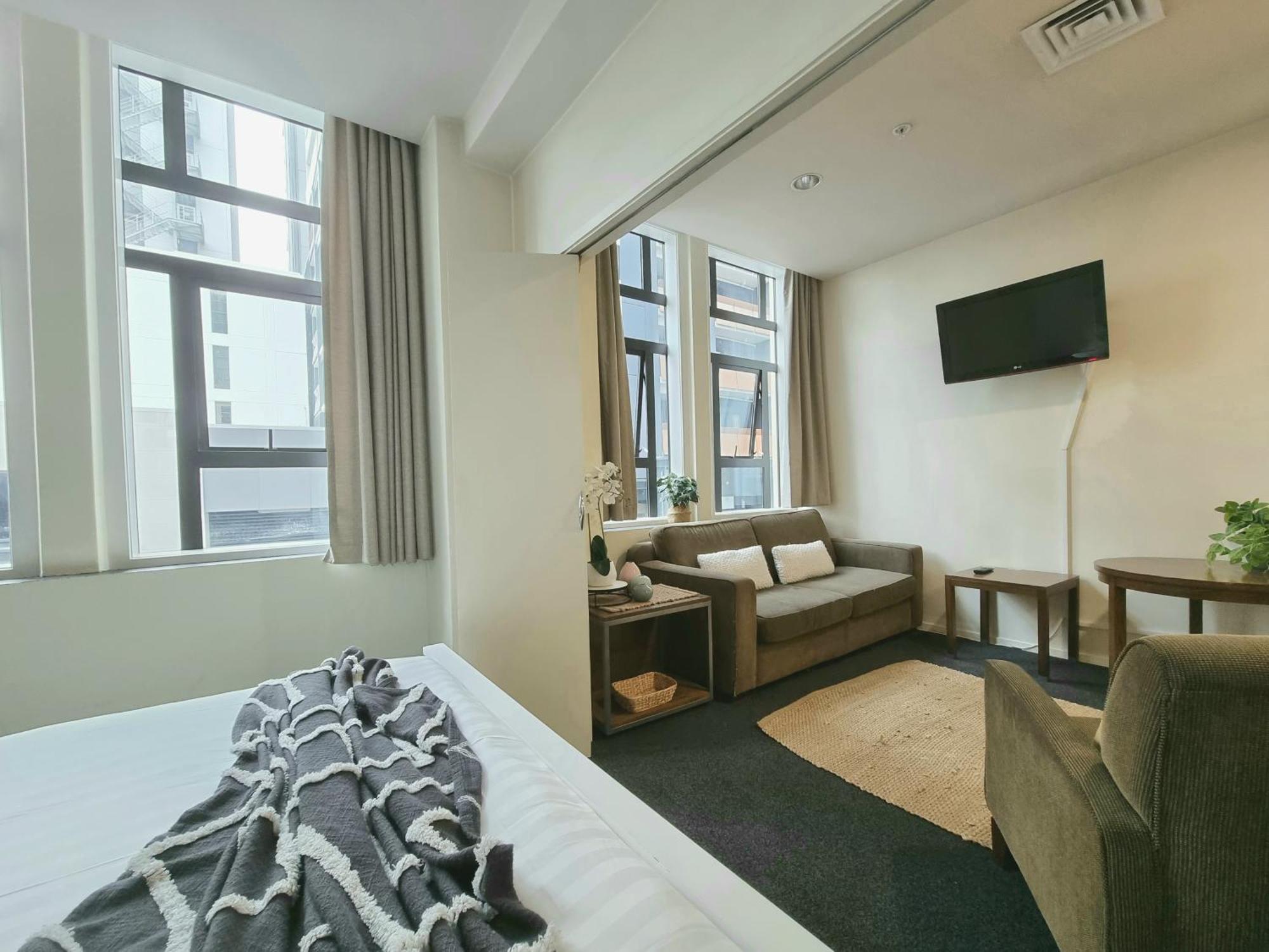 Urban Deco Apartment On Queen Street Окленд Номер фото
