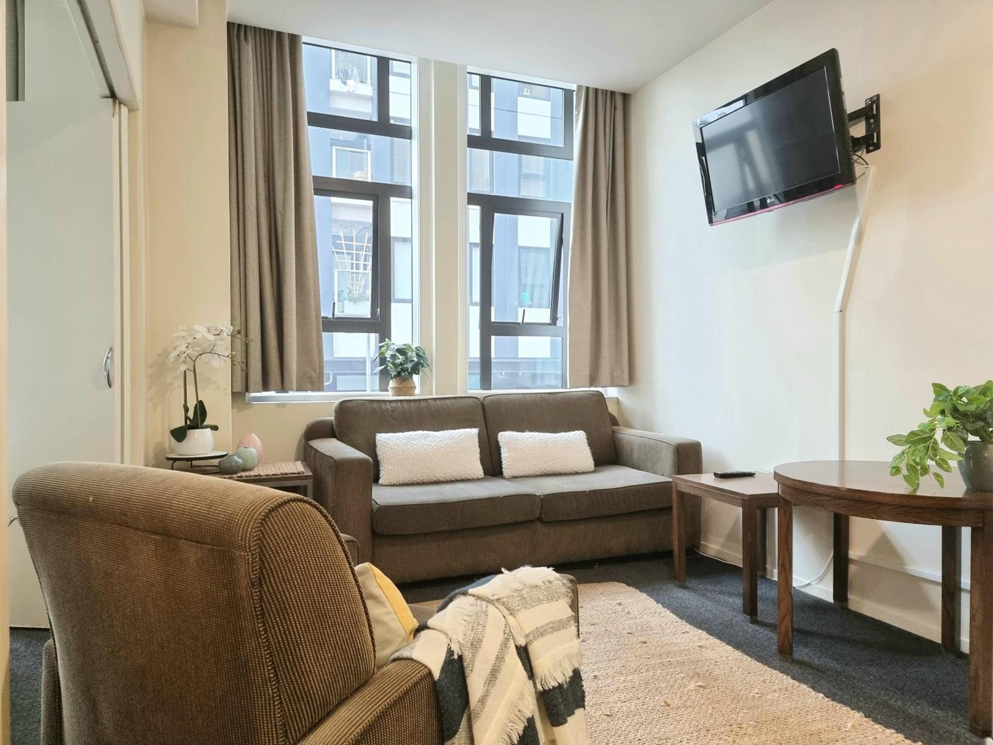 Urban Deco Apartment On Queen Street Окленд Номер фото