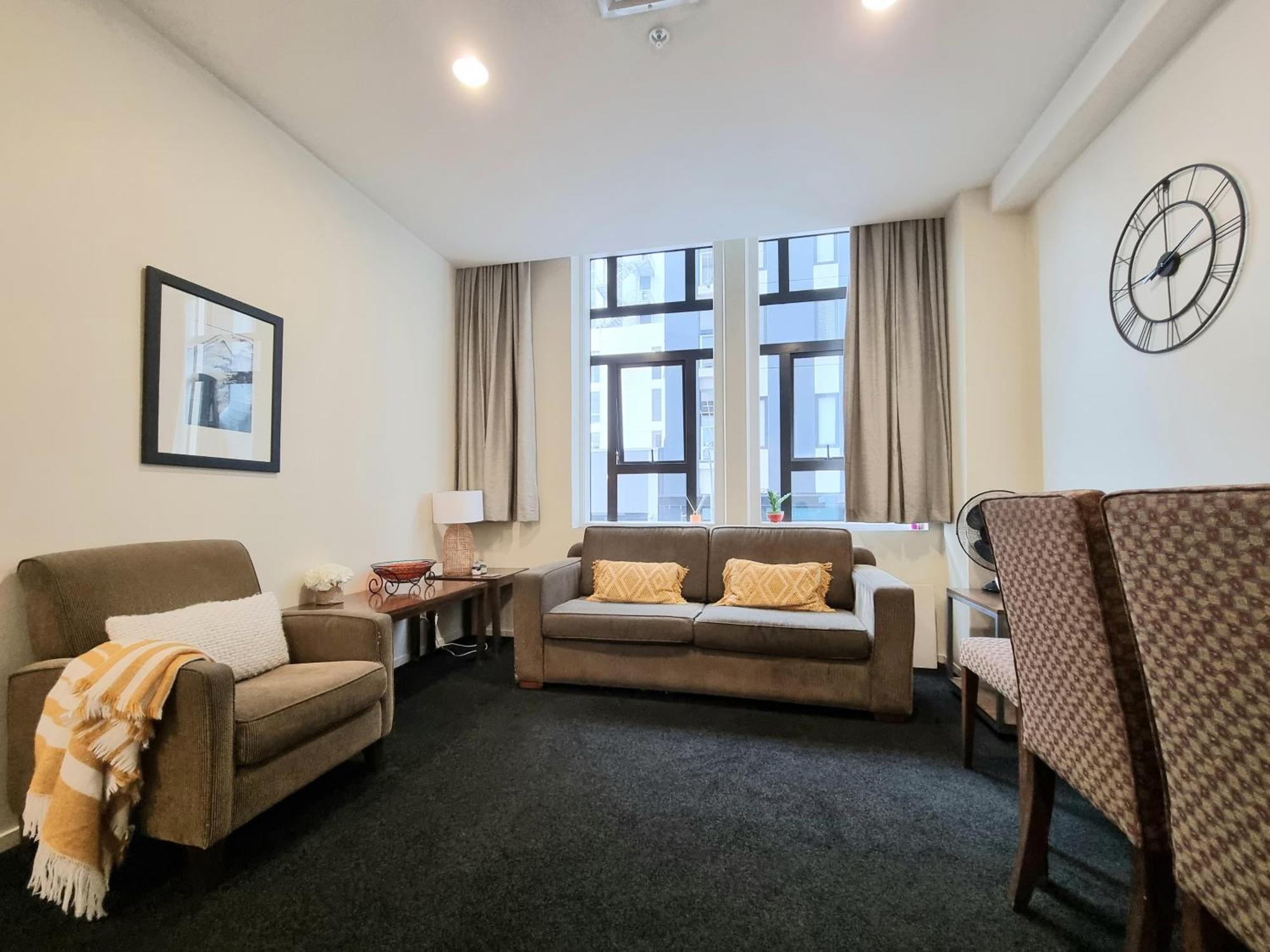 Urban Deco Apartment On Queen Street Окленд Номер фото