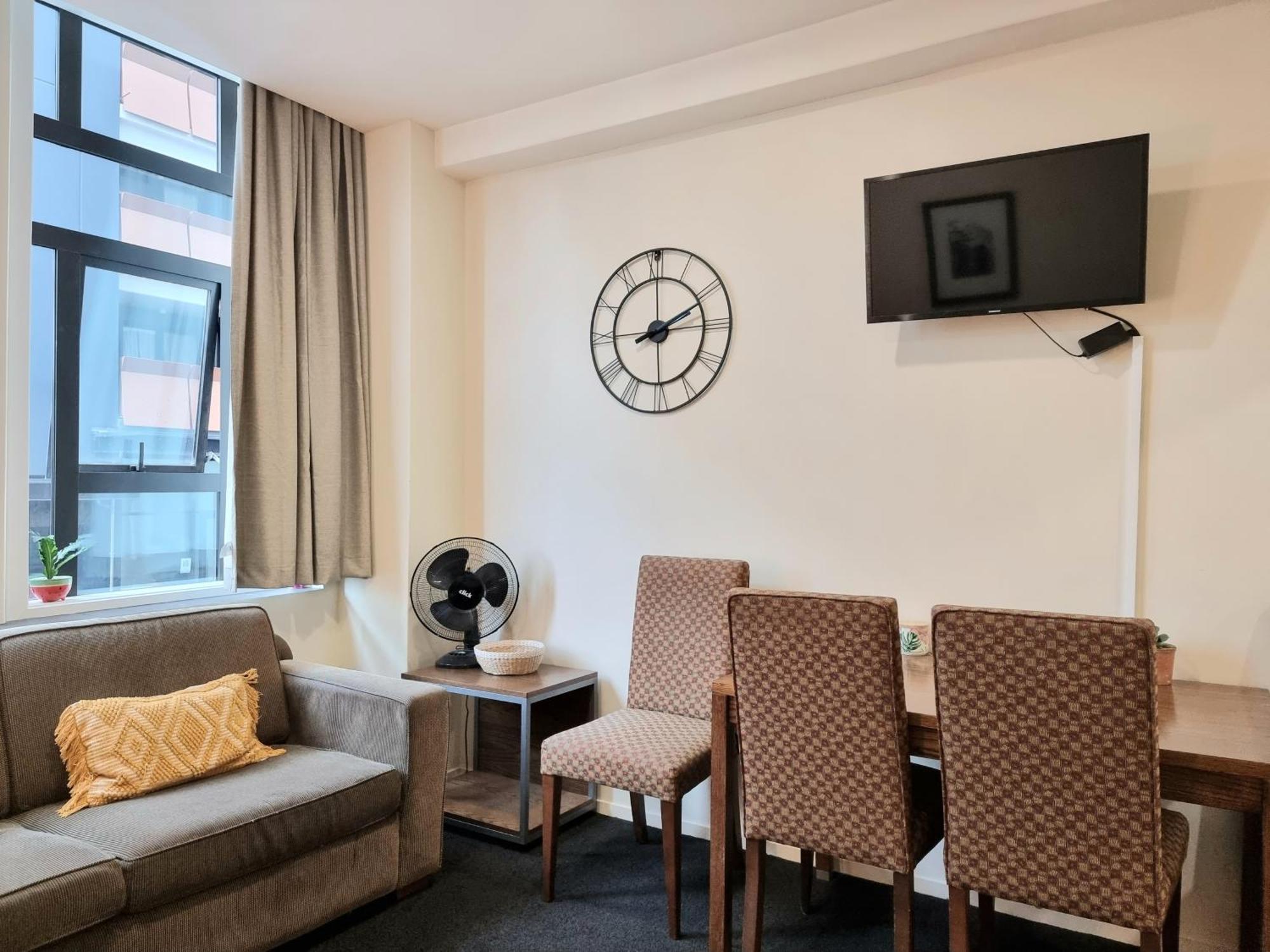 Urban Deco Apartment On Queen Street Окленд Номер фото
