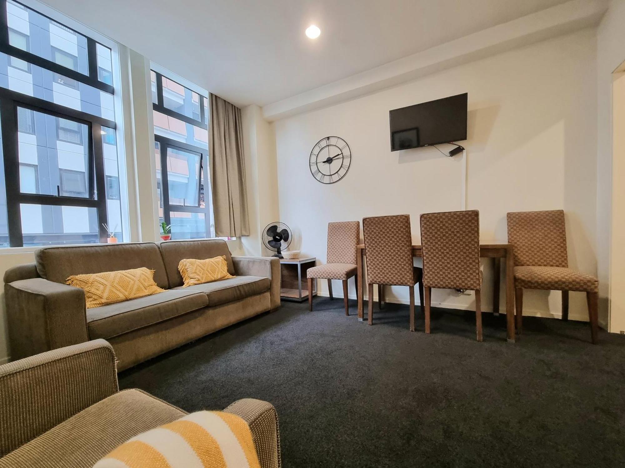 Urban Deco Apartment On Queen Street Окленд Номер фото